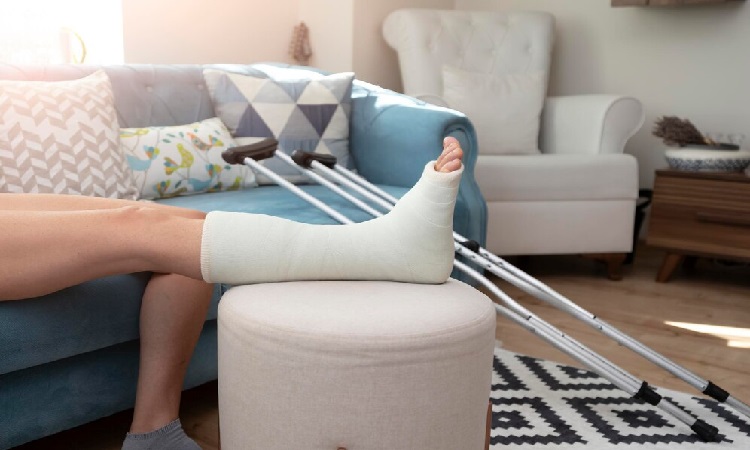 اهمیت مراقبت بعد از باز کردن گچ پا
