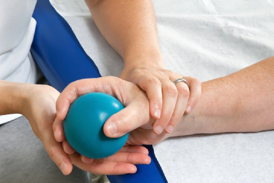 تمرینات موثر پس از باز کردن گچ دست: فشردن توپ