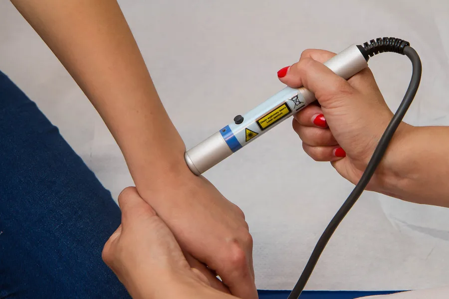 بررسی تفاوت. های لیزر کم توان و پرتوان در فیزیوتراپی