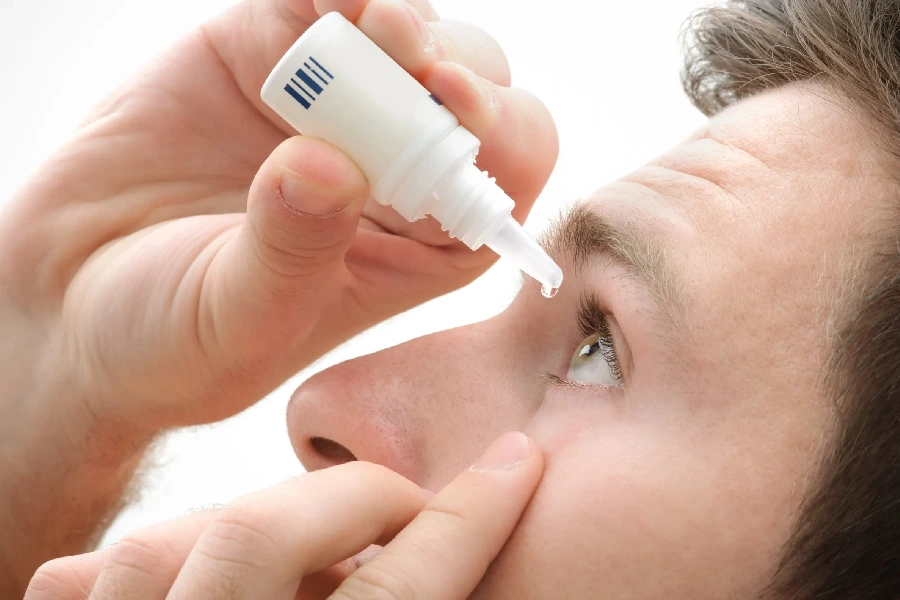 خشکی چشم از عوارض احتمالی فیزیوتراپی صورت است که با قطره چشم درمان می‌شود