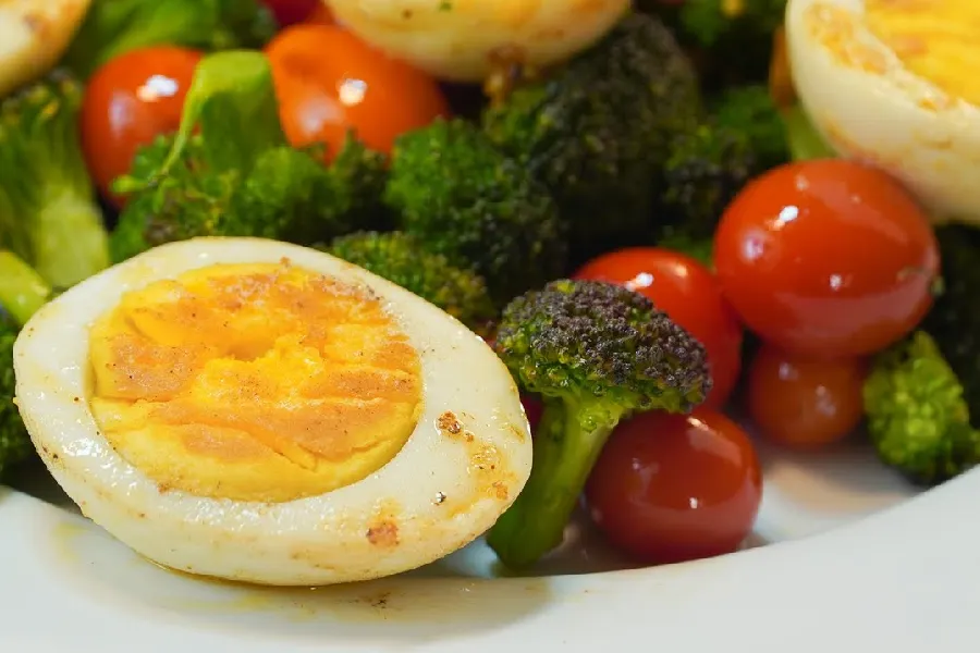 تخم‌مرغ آب‌پز با سبزیجات از سالم‌ترین صبحانه‌ها برای درمان آرتروز زانو