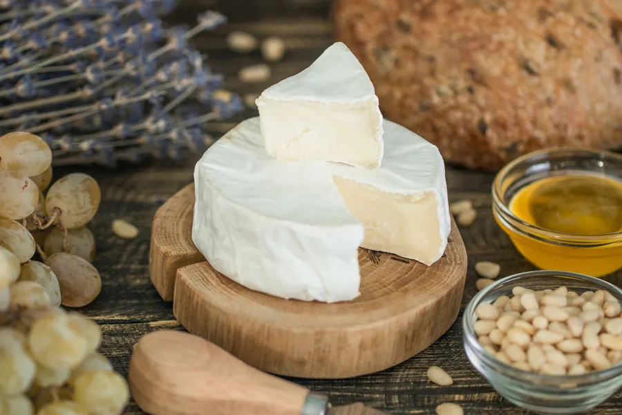 صبحانه خوشمزه برای آرتروز زانو: ترکیب پنیر با میوه و عسل