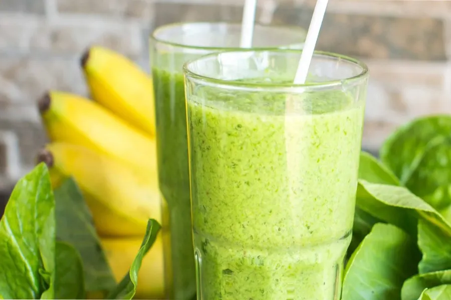 اسموتی سبز با اسفناج و موز و ماست از صبحانه‌های مقوی درمان درد زانو