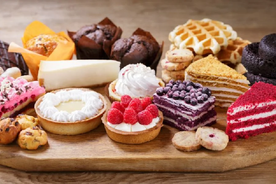 شیرینی ها و کیک های شرکتی از غذاها و خوراکی های مضر برای انواع آرتروز هستند